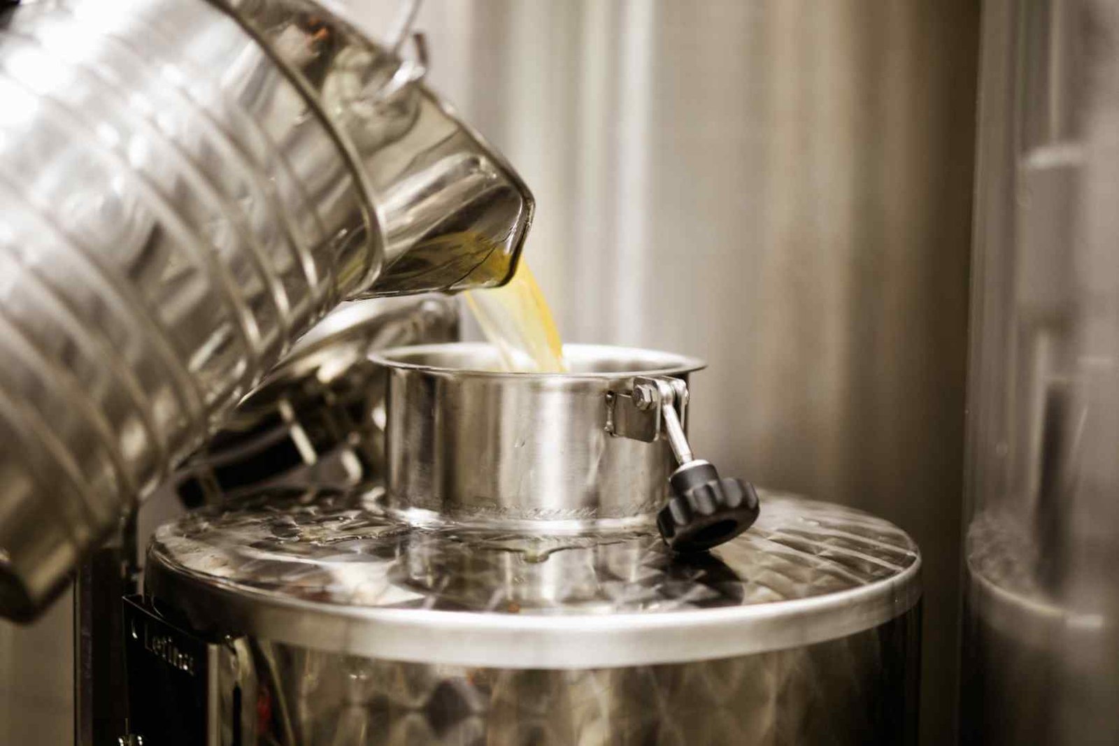 Champagne André Robert Decanting base wines